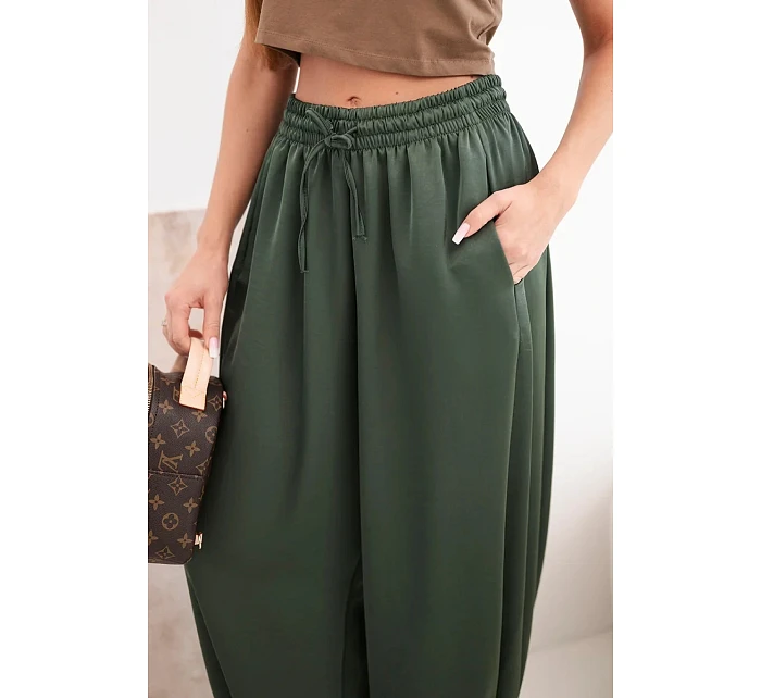 Dámské široké kalhoty s gumou v pase a s vázáním typu model 22064405 khaki - K-Fashion Dámské široké kalhoty s gumou v pase a s vázáním typu model 22064405 khaki - K-Fashion