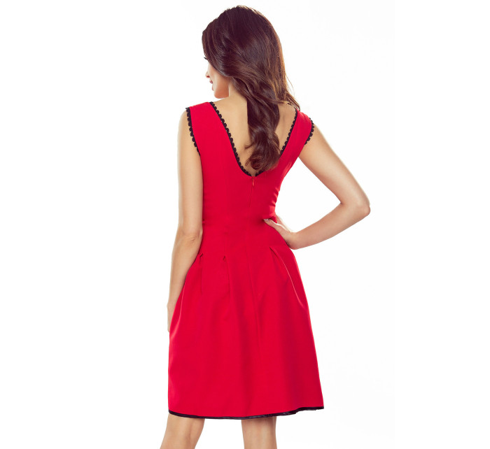 Červené rozšířené dámské šaty s krajkou ve výstřihu 452-4 