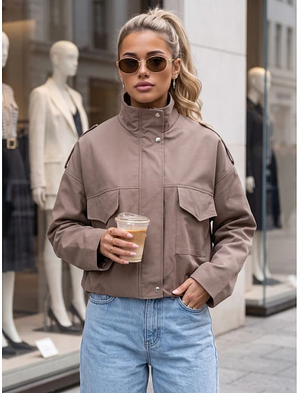 Kurtka przejściowa damska oversize ze stójką beżowa model 22540558 - FashionStreet Kurtka przejściowa damska oversize ze stójką beżowa model 22540558 - FashionStreet