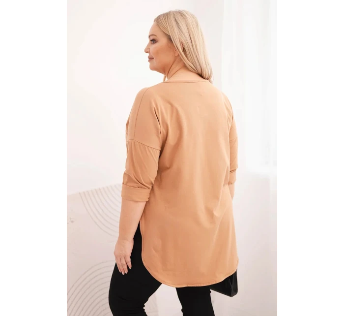 Dámská bavlněná blůza Plus Size s výstřihem do V a ohrnutými rukávy camelová Dámská bavlněná blůza Plus Size s výstřihem do V a ohrnutými rukávy camelová
