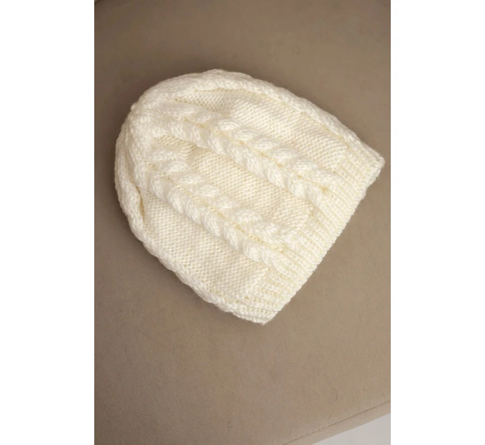 Dámská zimní čepice z vlny s copánkovým vzorem K452 ecru Dámská zimní čepice z vlny s copánkovým vzorem K452 ecru