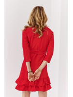 Jednoduché šaty s volánky a červeným páskem
