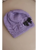 Dámská zimní čepice s ozdobnou mašlí a pleteným vzorem K438 světle fialová