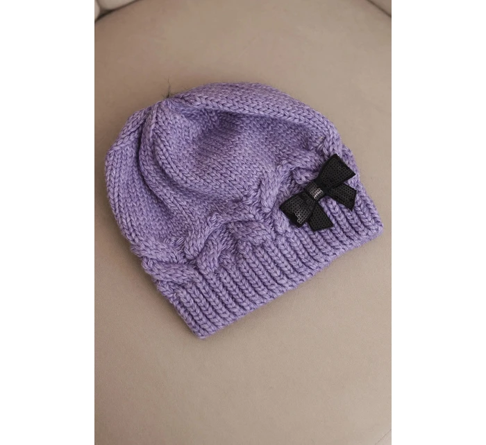 Dámská zimní čepice s ozdobnou mašlí a pleteným vzorem K438 světle fialová