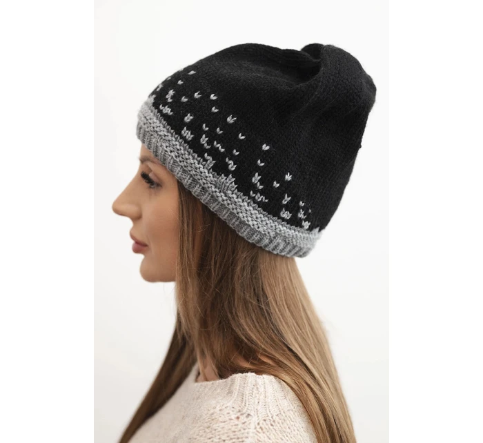 Dámská zimní čepice z vlny s geometrickým vzorem K477 černá + šedá Dámská zimní čepice z vlny s geometrickým vzorem K477 černá + šedá