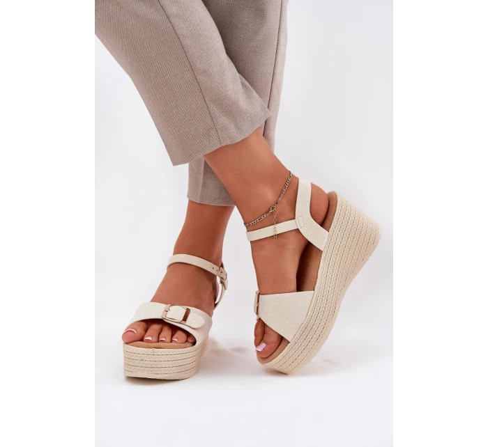 Dámské sandály na klínu s přezkou béžové model 21696184 - Boto Dámské sandály na klínu s přezkou béžové model 21696184 - Boto