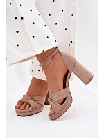 Dámské sandály na podpatku z imitace semiše tmavě béžové model 22107156 - Boto