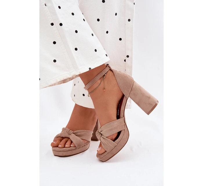 Dámské sandály na podpatku z imitace semiše tmavě béžové model 22107156 - Boto