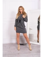 Zateplené šaty s ozdobným páskem grafitové