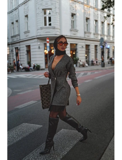 Zavinovací šaty z černé model 21295894 - Moe Zavinovací šaty z černé model 21295894 - Moe