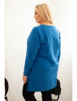 Dámská blůza s delším zadním dílem a potiskem model 21397675 - K-Fashion Dámská blůza s delším zadním dílem a potiskem model 21397675 - K-Fashion