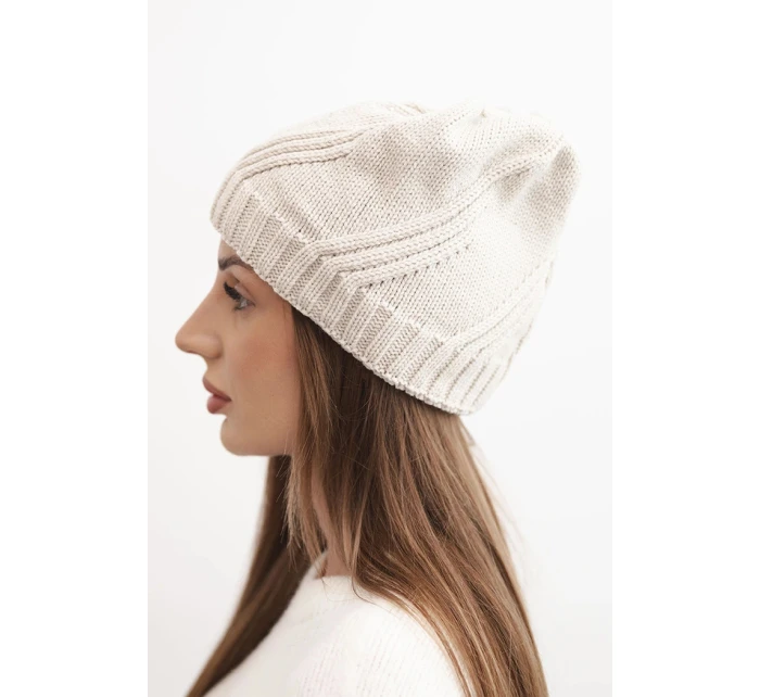 Dámská zimní čepice s vlnou a zdobením z džetů K480 béžová Dámská zimní čepice s vlnou a zdobením z džetů K480 béžová