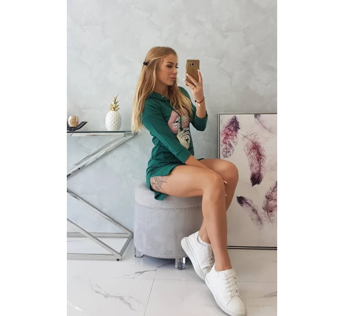 Šaty s delšími zády a barevným potiskem tmavě zelené barvy Šaty s delšími zády a barevným potiskem tmavě zelené barvy