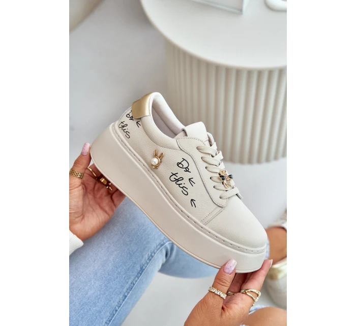 Dámské Kožené Sneakersy Na Platformě S A Béžové model 21675580 - VINCEZA Dámské Kožené Sneakersy Na Platformě S A Béžové model 21675580 - VINCEZA