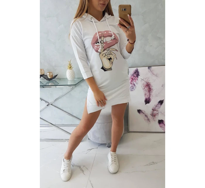 Šaty s delšími zády a barevným potiskem bílé