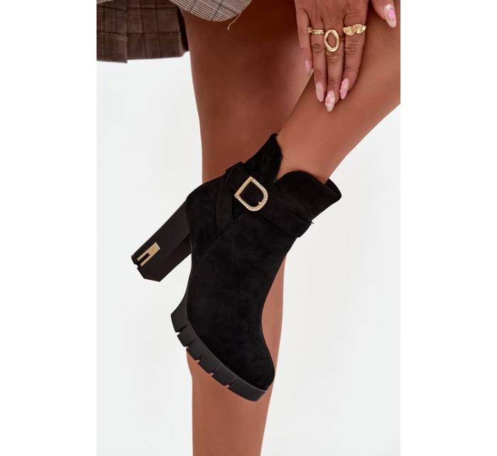 Zateplené dámské kozačky na podpatku s přezkou Černé model 21711529 - Boto Zateplené dámské kozačky na podpatku s přezkou Černé model 21711529 - Boto