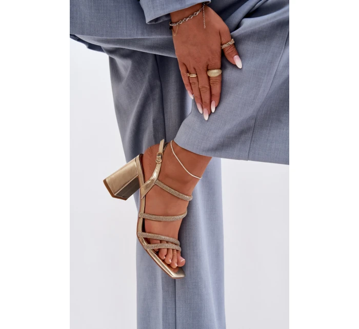 Dámské sandály na podpatku s pásky a kamínky Zlaté model 22027983 - Boto Dámské sandály na podpatku s pásky a kamínky Zlaté model 22027983 - Boto