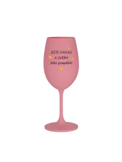 JEŠTĚ CHVILKU A UVIDÍM ZLATÉ PRASÁTKO - růžová sklenice na víno 350 ml
