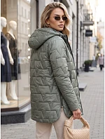 Kurtka damska pikowana z odpinanym kapturem zielona model 22358097 - FashionStreet Kurtka damska pikowana z odpinanym kapturem zielona model 22358097 - FashionStreet
