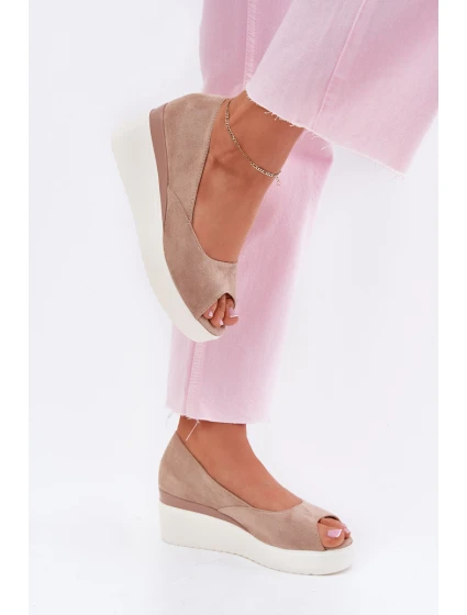 Dámské sandály na klínu z eko semiše béžové model 21702475 - Boto