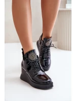 Dámské Lakované Boty Na Klínu Zateplené model 21672157 Černé - VINCEZA