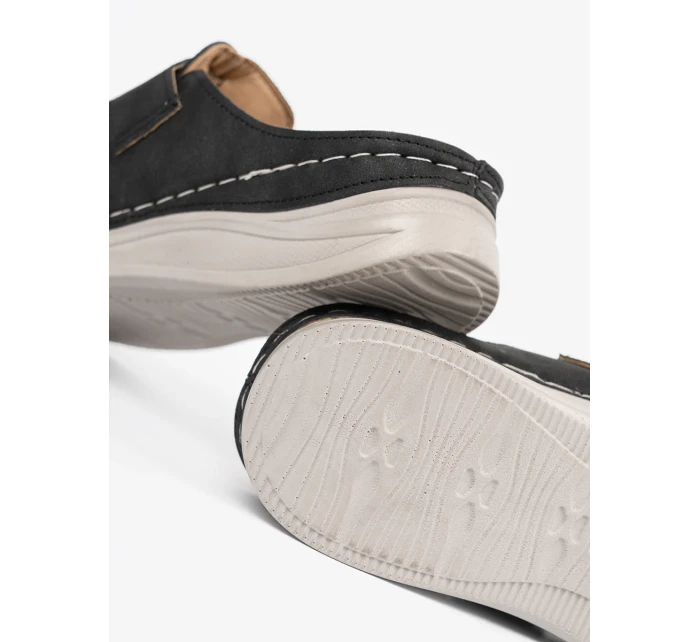 Pohodlné  nazouváky černé dámské na plochém podpatku