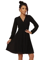 ISABELLE plisované šaty s dlouhými rukávy a výstřihem BLACK model 21215944 - numoco ISABELLE plisované šaty s dlouhými rukávy a výstřihem BLACK model 21215944 - numoco