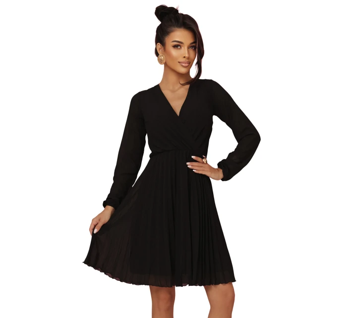 ISABELLE plisované šaty s dlouhými rukávy a výstřihem BLACK model 21215944 - numoco ISABELLE plisované šaty s dlouhými rukávy a výstřihem BLACK model 21215944 - numoco