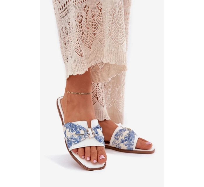 Dámské Pantofle Na Plochém Podpatku S Mašlí Bílé model 21702412 - Boto Dámské Pantofle Na Plochém Podpatku S Mašlí Bílé model 21702412 - Boto