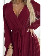Dámské plisované šifonové šaty ve vínové barvě s výstřihem, dlouhými rukávy a páskem pro zavazování model 21310318 - numoco basic