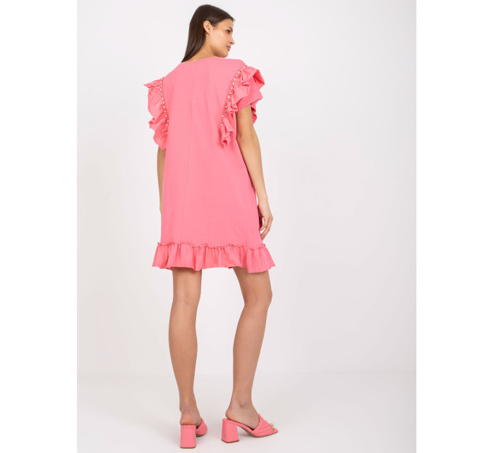 Růžové letní šaty s volánem a aplikací