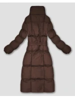 Dlouhá dámská zimní bunda v čokoládové barvě s páskem model 21748250 - J.STYLE