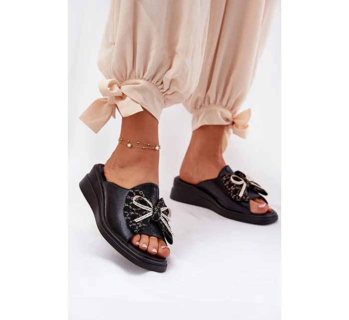 Dámské Pantofle Na Klínu S Mašlí Černé model 21692814 - Boto Dámské Pantofle Na Klínu S Mašlí Černé model 21692814 - Boto