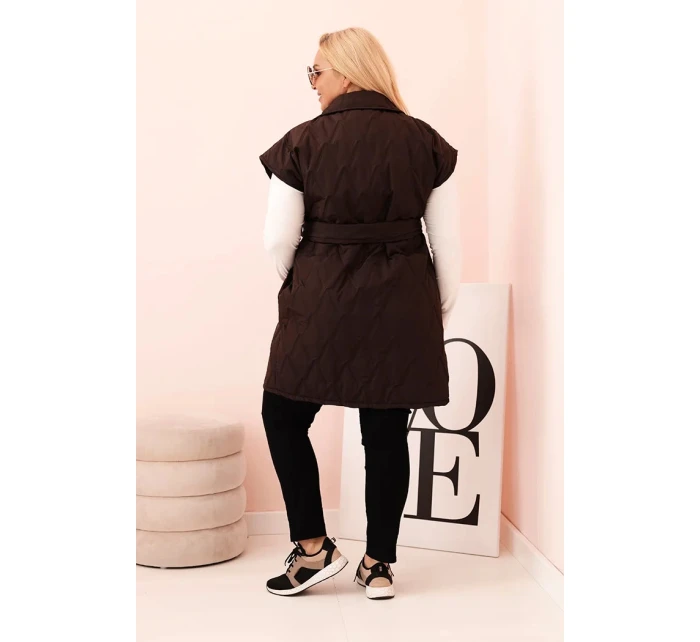 Dámská vesta Plus Size prošívaná s páskem a límcem hnědá