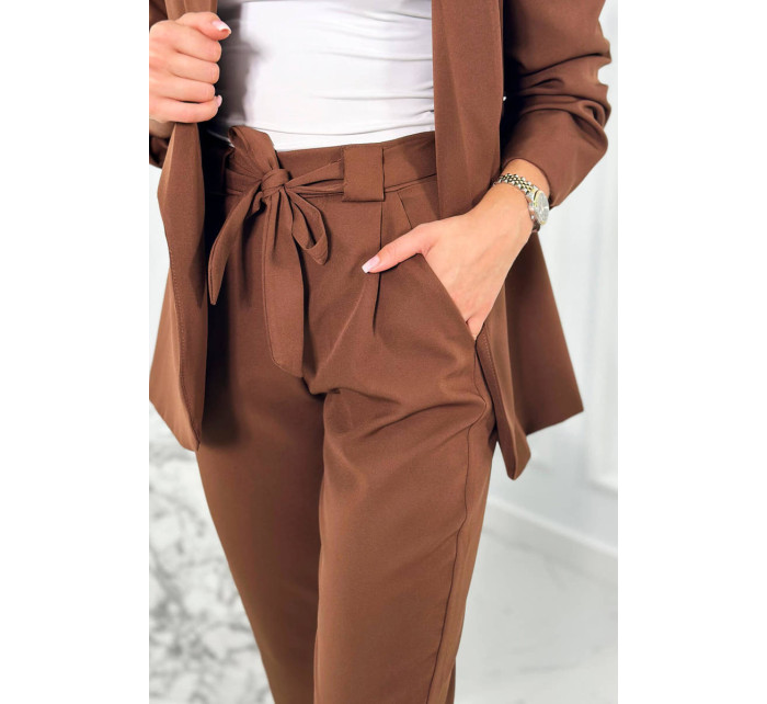 Elegantní sako s kalhotami model 18822463 vpředu hnědý - K-Fashion