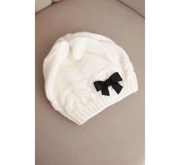 Dámská zimní čepice s ozdobnou mašlí a copánkovým vzorem K438 ecru