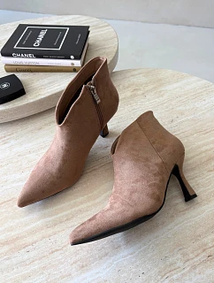 Dámské kotníkové boty na podpatku se špičatou špičkou model 22309260 - Boto