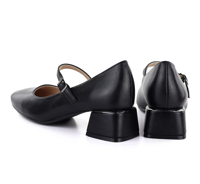 Dámská obuv na klínku s páskem černá Potocki model 22099449 Dámská obuv na klínku s páskem černá Potocki model 22099449