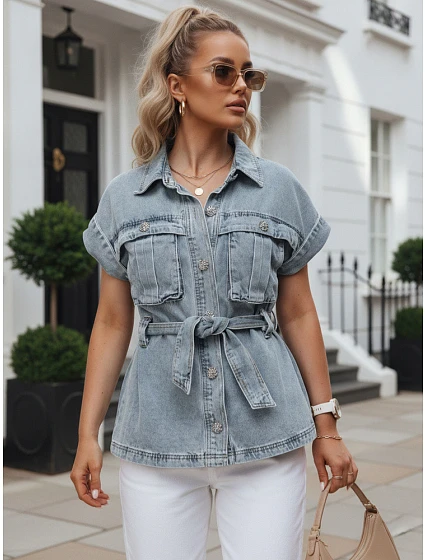 Koszula damska jeansowa z paskiem i krótkim rękawem model 22223058 - FashionStreet Koszula damska jeansowa z paskiem i krótkim rękawem model 22223058 - FashionStreet