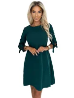 ALICE Dámské trapézové šaty v lahvově zelené barvě s mašličkami model 20577295 - numoco ALICE Dámské trapézové šaty v lahvově zelené barvě s mašličkami model 20577295 - numoco