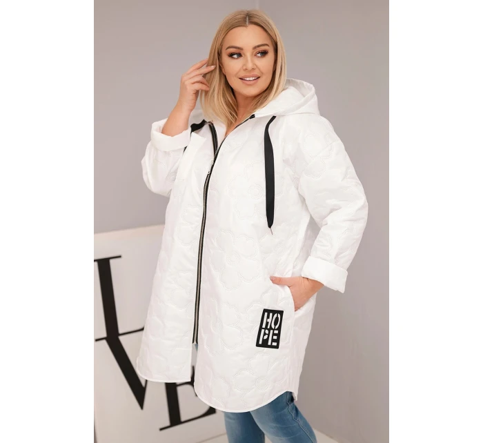 Dámská bunda Plus Size prošívaná s kapucí a nápisem model 21808655 bílá - K-Fashion Dámská bunda Plus Size prošívaná s kapucí a nápisem model 21808655 bílá - K-Fashion