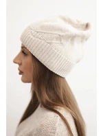 Dámská zimní čepice s vlnou a žebrovaným vzorem K471 béžová Dámská zimní čepice s vlnou a žebrovaným vzorem K471 béžová
