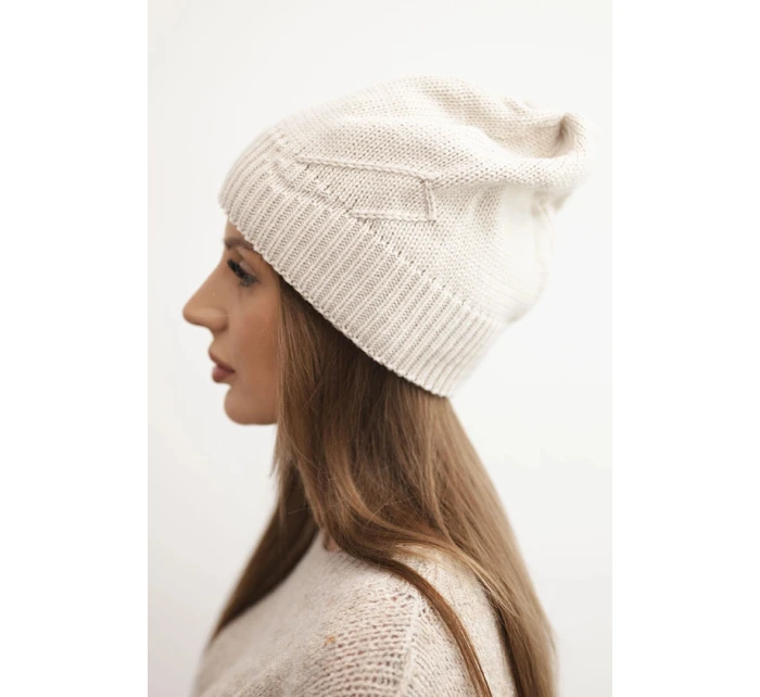 Dámská zimní čepice s vlnou a žebrovaným vzorem K471 béžová Dámská zimní čepice s vlnou a žebrovaným vzorem K471 béžová