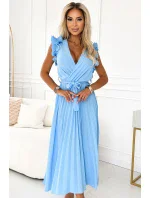 Světle modré dámské plisované midi šaty s výstřihem a volánky model 21819828 - numoco basic Světle modré dámské plisované midi šaty s výstřihem a volánky model 21819828 - numoco basic