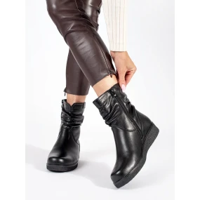 Praktické černé dámské  kotníčkové boty na klínku