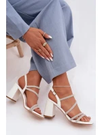 Dámské sandály na podpatku s pásky a kamínky Bílá model 22027976 - Boto Dámské sandály na podpatku s pásky a kamínky Bílá model 22027976 - Boto