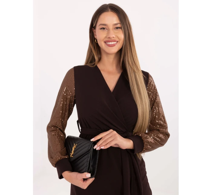 Šaty MI SK 67634.99 tmavě hnědé Šaty MI SK 67634.99 tmavě hnědé