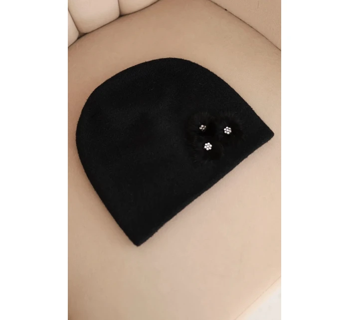 Dámská čepice s ozdobnými model 21470149 květinami elegantní černá - K-Fashion