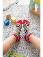 Dětské šedé kotníkové ponožky s opičkami a banány Dětské šedé kotníkové ponožky s opičkami a banány