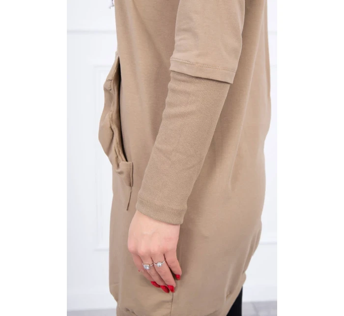 Šaty s ozdobnými volánky a kapucí camel